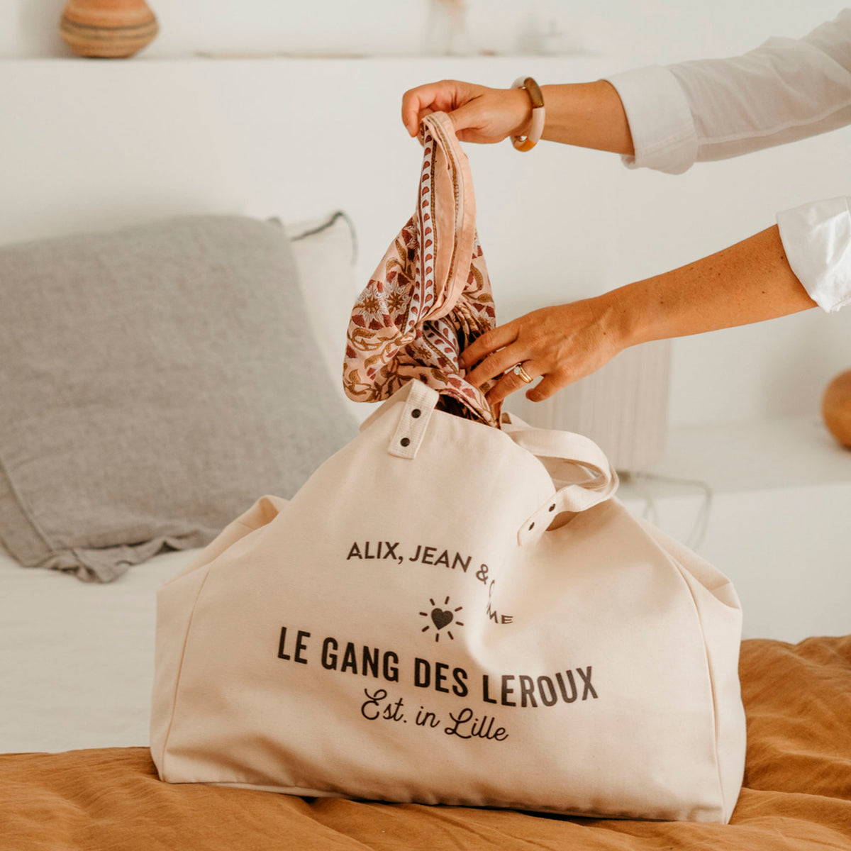 Bolso de mano personalizable y moderno