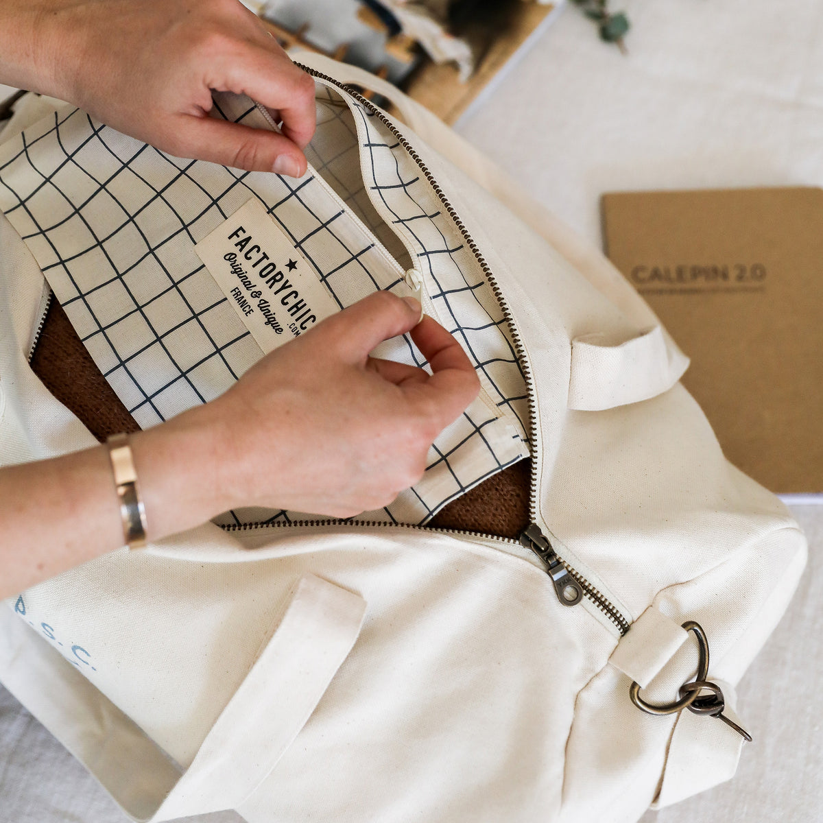 Bolso tipo polo personalizable y moderno